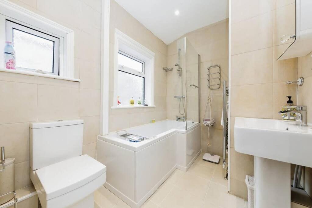 Your Chic 3Br Home Comfort And Style In Londen Buitenkant foto